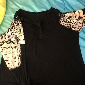 Cute black shirt with leopard on the shoulders